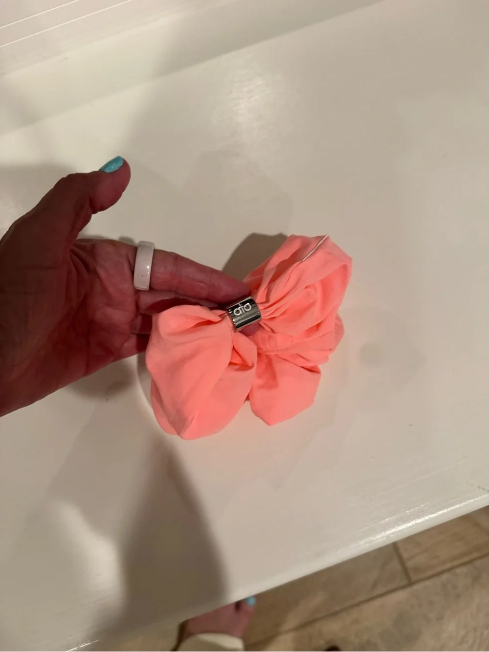 ALO Yoga Bead It Scrunchie Neon Bubbleguk